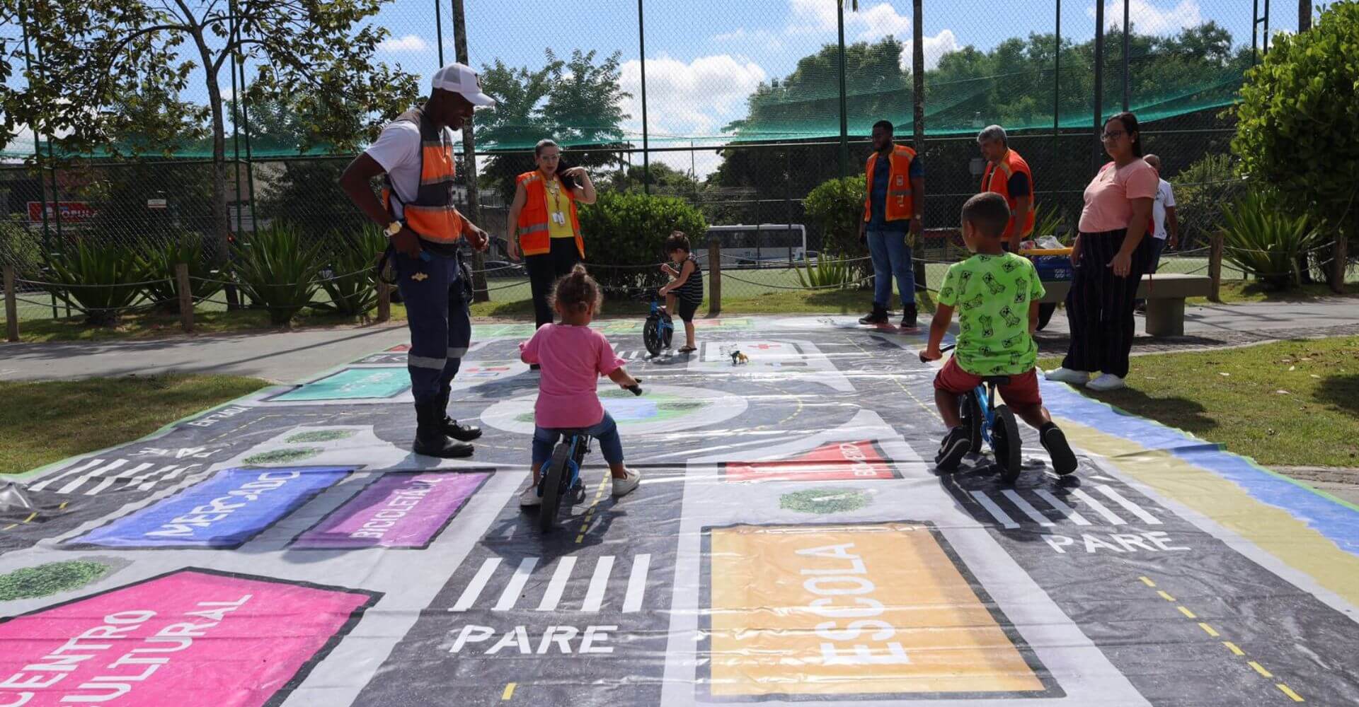 A Prefeitura de Niterói levou, neste sábado (18), diversas ações de cidadania a centenas de jovens, adultos e crianças, que participaram de inúmeras atividades esportivas, recreativas, ambientais, sociais, entre outras, na Praça Tancredo Neves, em Maria Paula